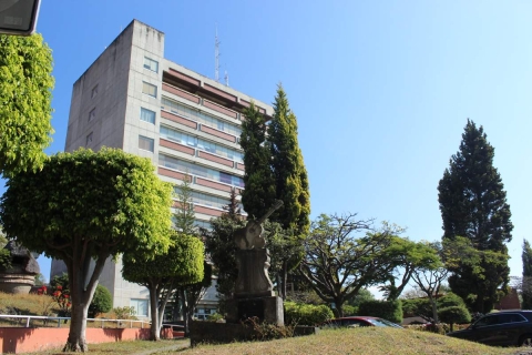 Un grupo de estudiantes señala costos excesivos en las titulaciones extemporáneas de posgrado. 