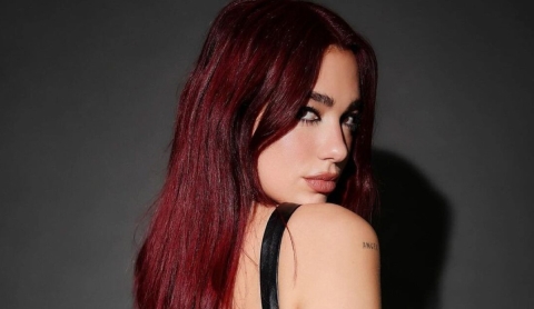 Vino tinto en el cabello: el color que define el verano 2025