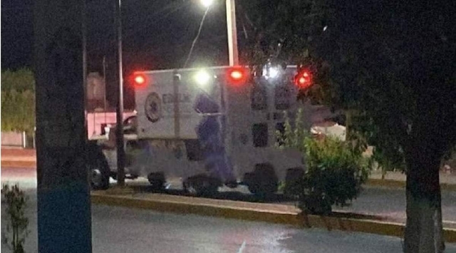 Uno de los policías fue trasladado a un hospital.