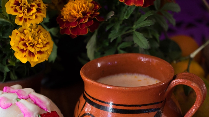 Aprovecha la temporada de otoño y prepara un delicioso atole de cempasúchil