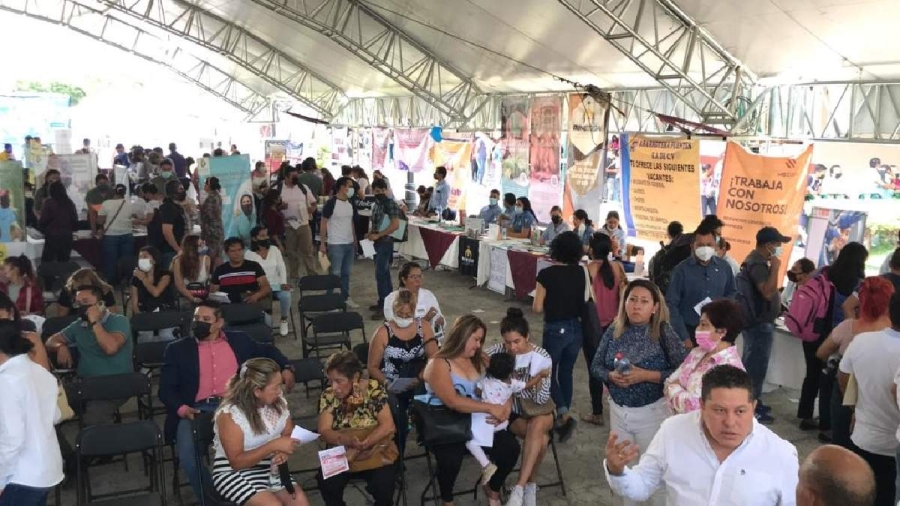 Los participantes ofrecieron cientos de vacantes a los asistentes.