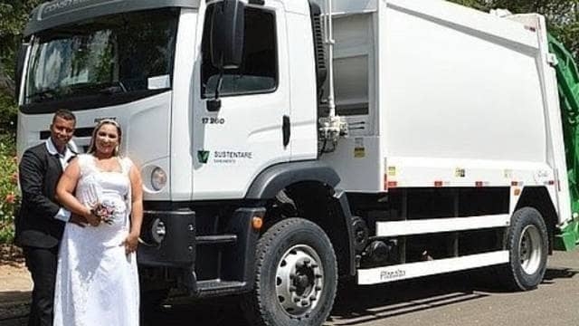Pareja toma las fotos de su boda en un camión de basura.