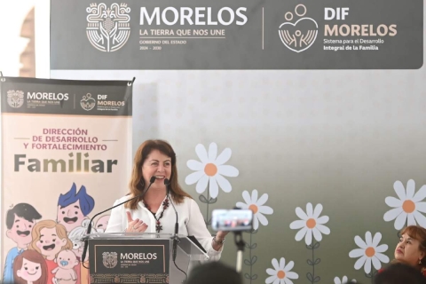 Margarita González encabezó la Feria de la Familia 2025 en la plaza de armas de Cuernavaca. 