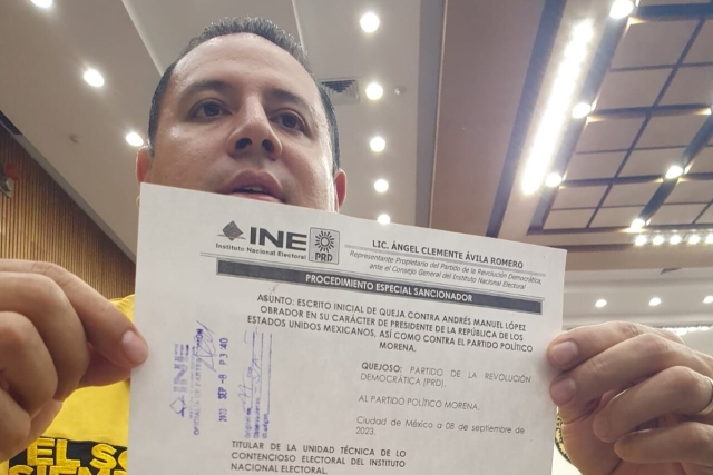 El PRD presenta queja contra AMLO por entregar bastón de mando a Sheinbaum