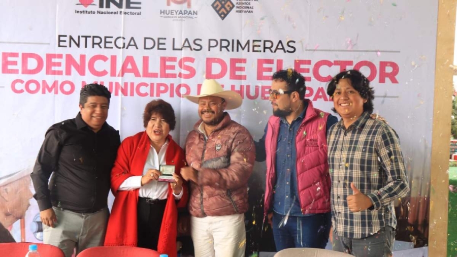 El INE estregó las primeras credenciales a pobladores del municipio.