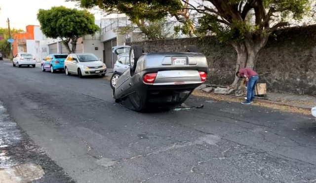 Terminó volcado por manejar con prisa