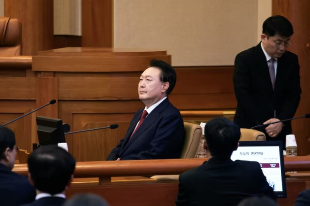 Yoon Suk-yeol defiende el decreto de ley marcial en su primera audiencia