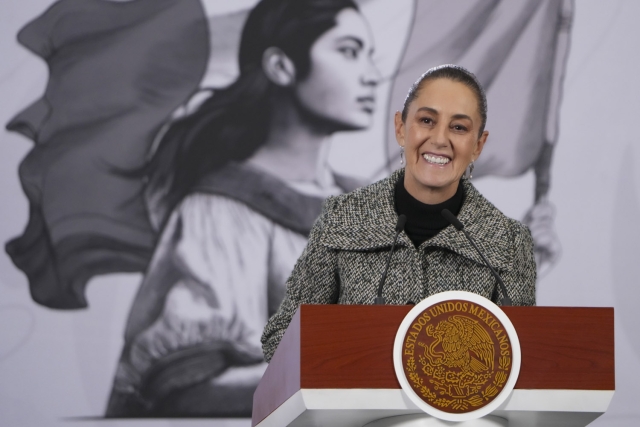 Sheinbaum rechaza criminalizaci&oacute;n de migrantes: 'La gente no migra por gusto'