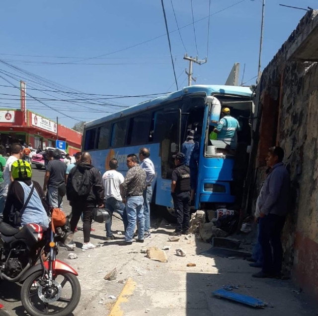 Vecinos de la zona ayudaron a los agraviados a bajar del autobús.