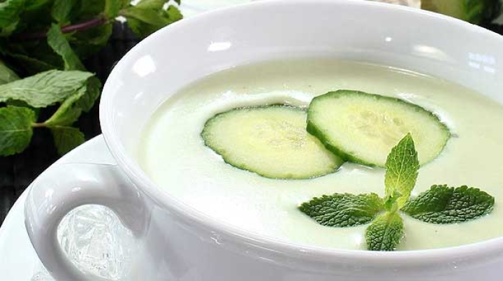 Crema fría de pepino, la sopa perfecta y ligera para esta temporada de verano