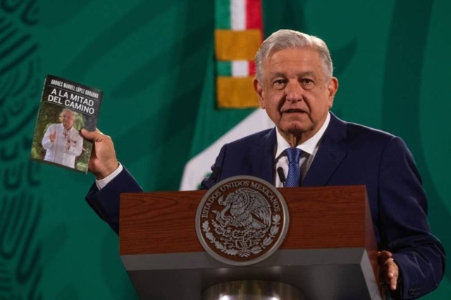 AMLO recibirá 3 millones de pesos por ventas de su libro ‘A la mitad del camino’