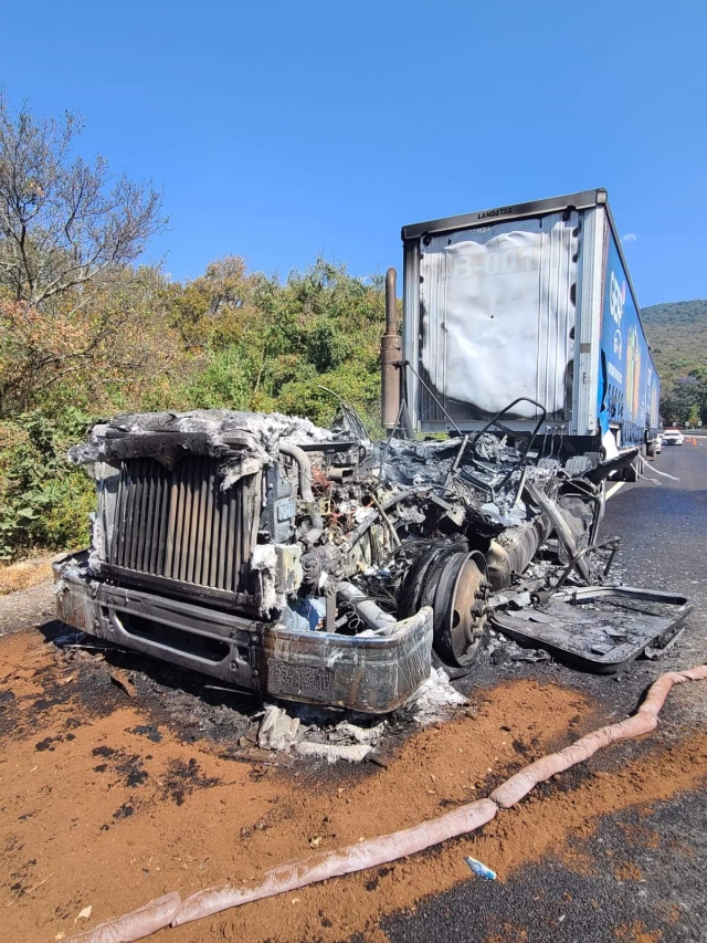 La cabina del tractocamión quedó destruida.