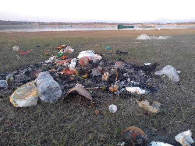 Durante el actual periodo vacacional, decenas de visitantes han hecho presencia en la laguna de El Rodeo, pero muchos de ellos no se llevaron sus desechos.