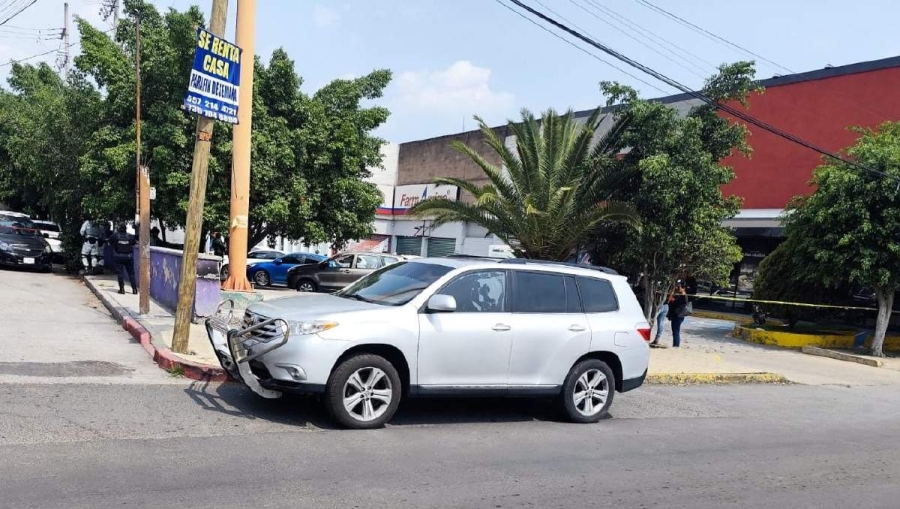 La camioneta en la que viajaban las víctimas recibió un impacto de bala.