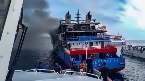 Incendio en ferry en Indonesia deja tres muertos y 560 rescatados
