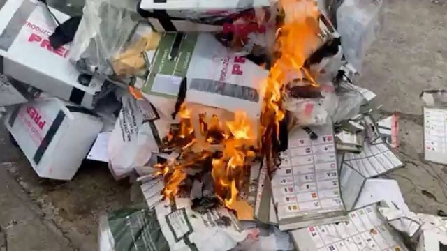 Sin atender a razones, los inconformes quemaron las boletas.