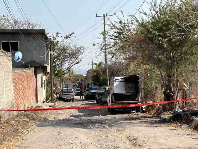 Los uniformados fueron sorprendidos mientras resguardaban una camioneta robada.