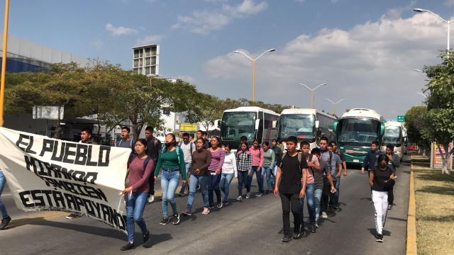 Marcha de normalistas en Cuautla