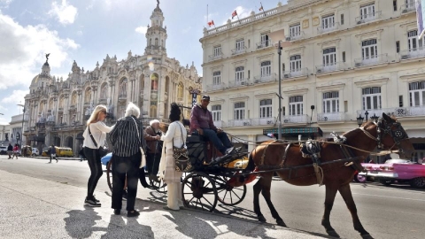 Cuba cierra hoteles y reubica turistas por crisis energ&eacute;tica y falta de combustible
