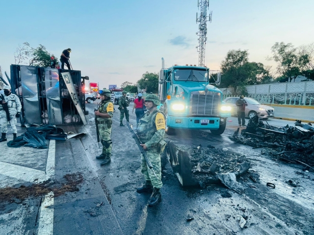 Apoyó personal militar labores tras volcadura de tractocamión en libramiento Cuernavaca