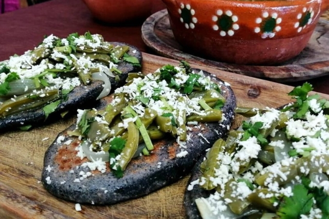 ¿Hambre mañanera? Prueba estos tlacoyos de requesón