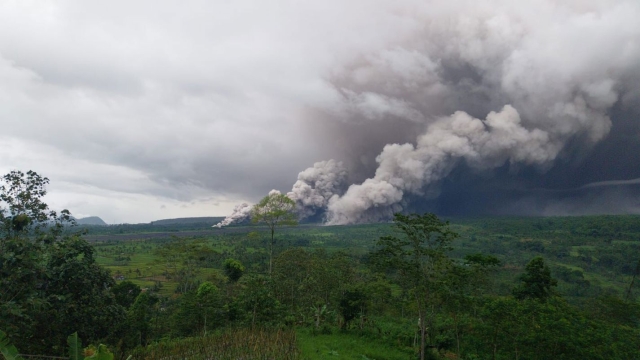Volcán Semeru en Indonesia entra en erupción y evacúan aldeas cercanas