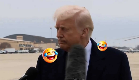 Donald Trump recibe un golpe accidental con un micrófono