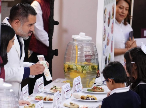 La SEP promueve la estrategia nacional “Vive saludable, vive feliz”. 
