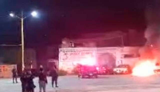 Grupo armado incendia tres taxis en Yautepec