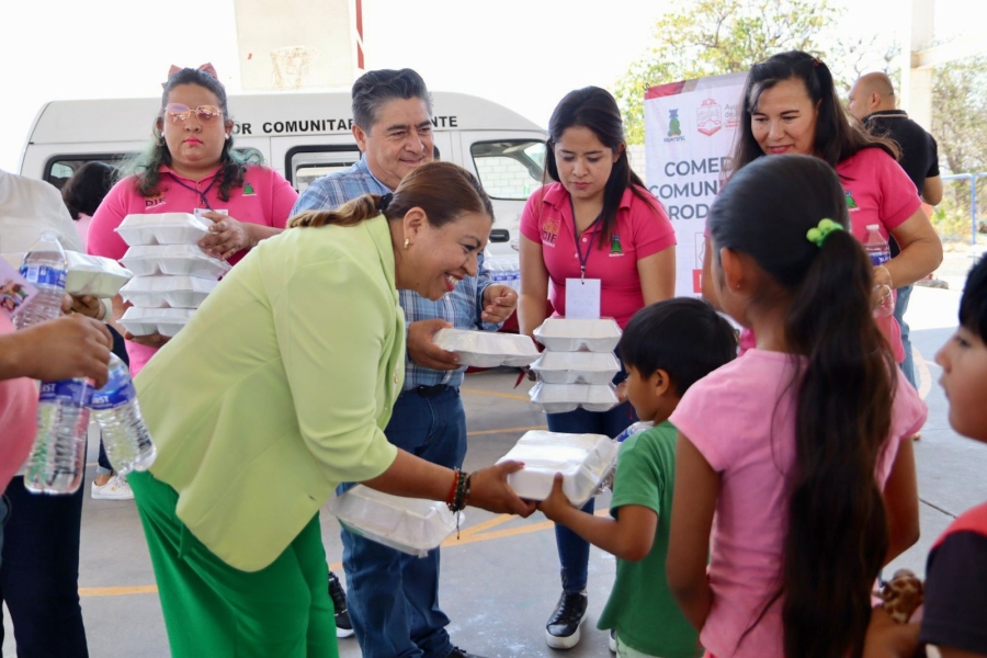 Integrantes del Ayuntamiento de Jiutepec entregan raciones alimentarias en San Francisco Texcalpan