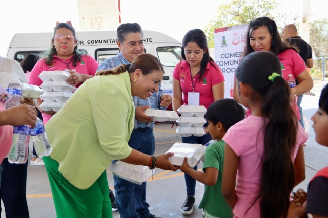 Integrantes del Ayuntamiento de Jiutepec entregan raciones alimentarias en San Francisco Texcalpan