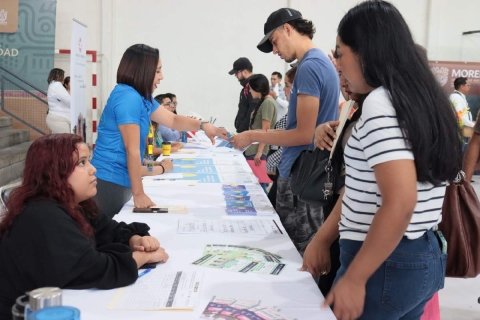 Decenas de jóvenes se acercaron a conocer las opciones de empleo ofertadas durante el evento.