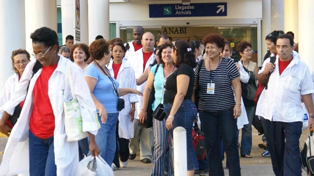 Juez federal acepta amparo contra contratación de médicos cubanos en México