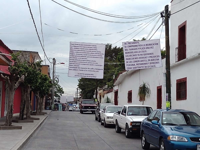  Vecinos colocaron lonas para exigir la reubicación al alcalde.