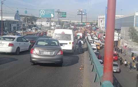 Transportistas de Edomex realizan bloqueo por presunta red de extorsi&oacute;n