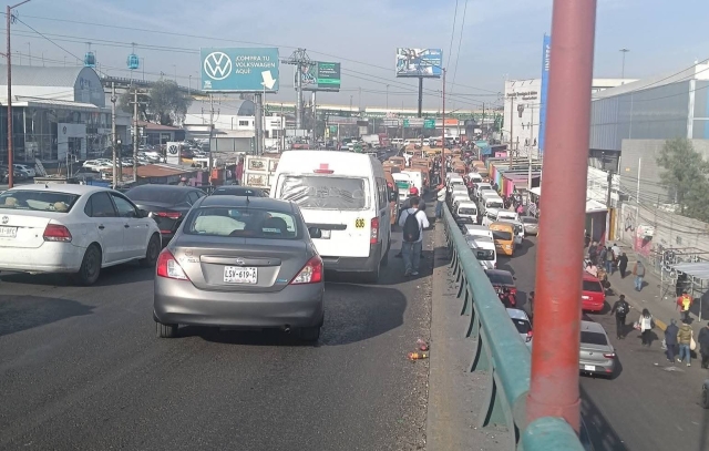 Transportistas de Edomex realizan bloqueo por presunta red de extorsi&oacute;n