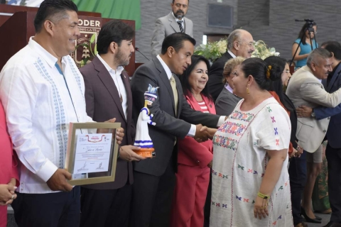 La presidenta del CCE, Griselda Hurtado, recibió el jueves pasado el reconocimiento al Mérito Turístico “Primavera 2025” que otorgó el Congreso del estado al festival “Sabor es Morelos”.  
