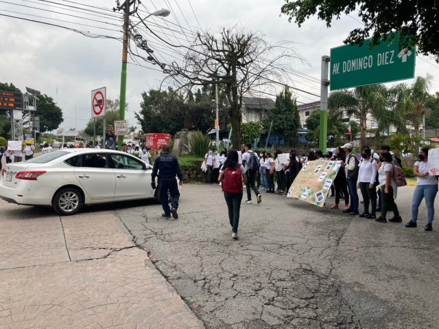 Protestaron estudiantes del Cobaem al norte de Cuernavaca; exigen remoción de docente