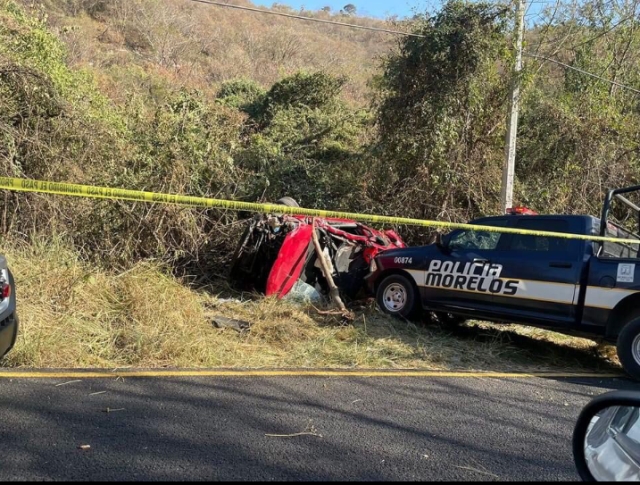 Un hombre murió y una mujer resultó herida durante una volcadura