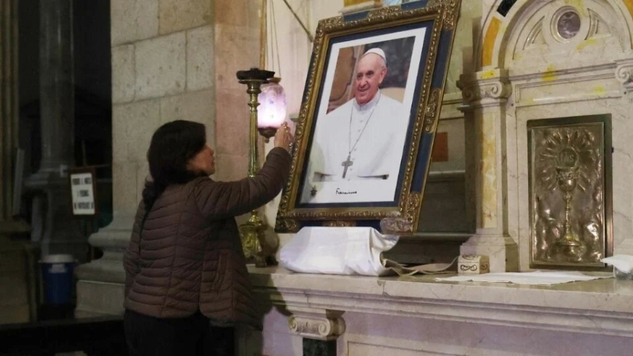 Papa Francisco sufre complicación respiratoria tras crisis de broncoespasmo