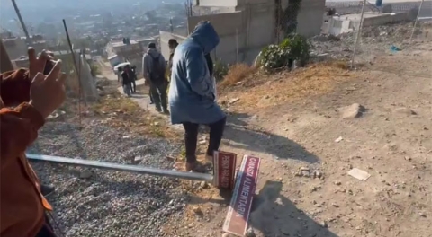 Vecinos retiran nombres de calles en la Colonia Cuarta Transformación