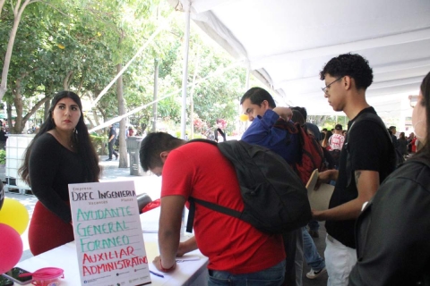 El gobierno estatal y el SNE realizaron este martes en la plaza de armas de Cuernavaca la edición 14 de la Feria Nacional del Empleo.     