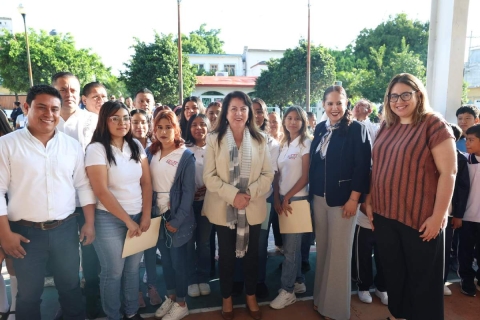 La jefa del Ejecutivo convivió con estudiantes este lunes en Axochiapan. 