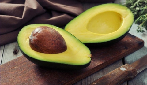 La cáscara de aguacate: un tesoro natural para tu hogar y tu piel