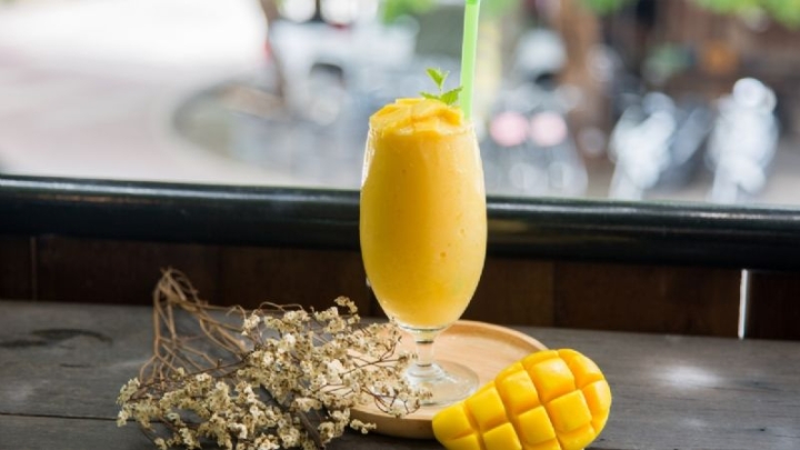 Frappé de mango con naranja, prepara esta bebida refrescante para disfrutarla en primavera