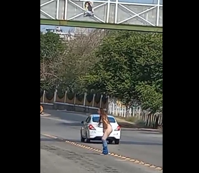 VIDEO: Mujer se desnuda para exigir el supuesto robo de su plaza como maestra