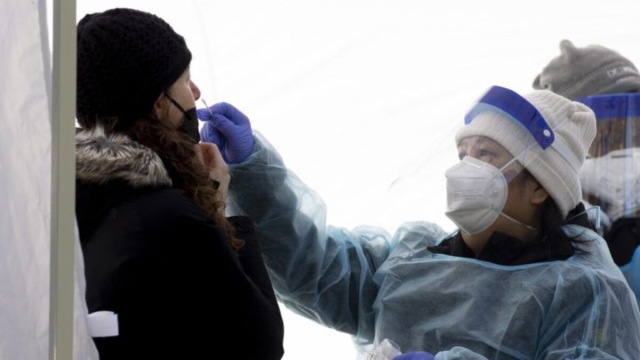 Pruebas de Covid dejan de ser gratis para la gente sin seguro médico en EU