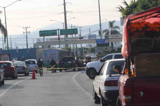 Los jóvenes cruzaron entre los autos.