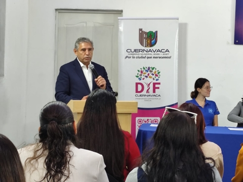 Entregan reconocimientos a trabajadores municipales tras acreditar curso de lenguaje de se&ntilde;as