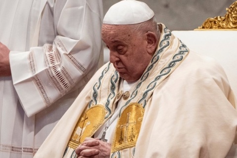 El papa Francisco permanecerá en el hospital al menos otra semana